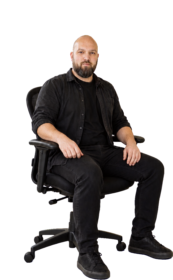 Tomáš Lach sedící v kancelářském křesle