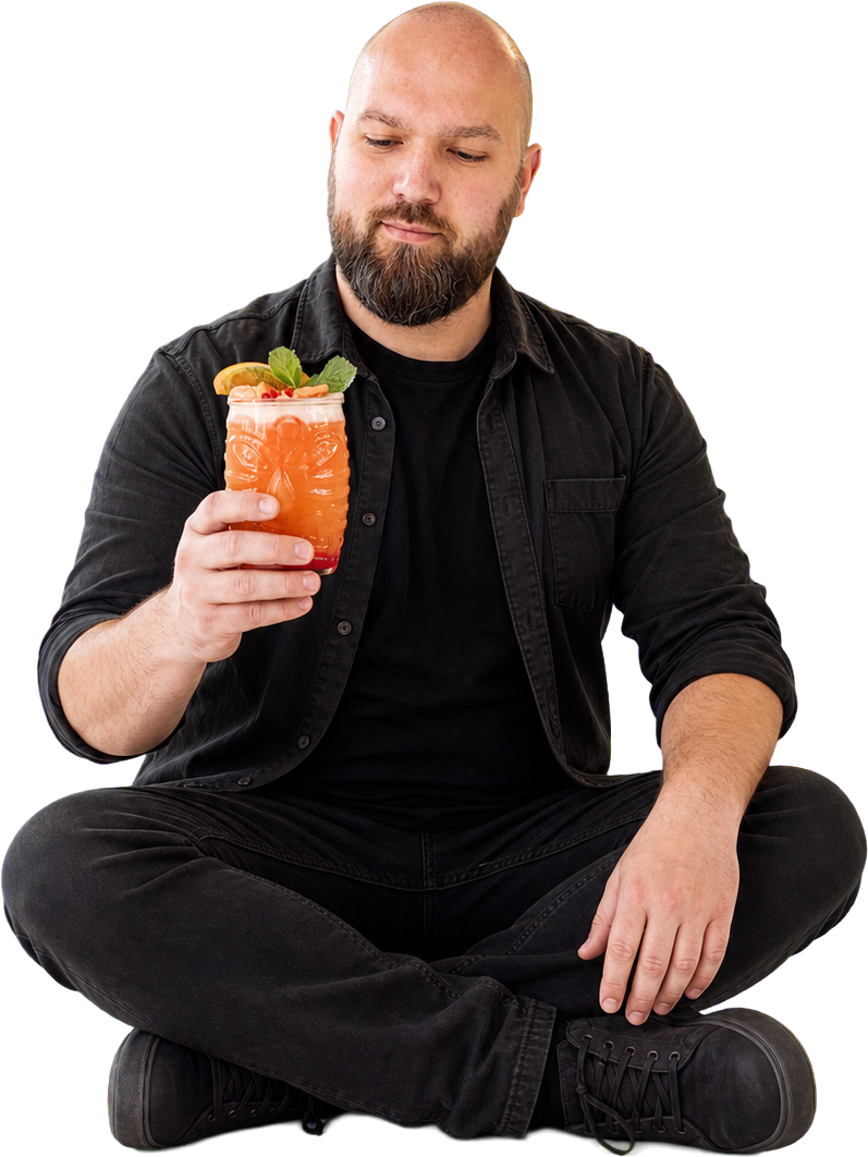 Tomáš Lach s drinkem z baru Uhelna